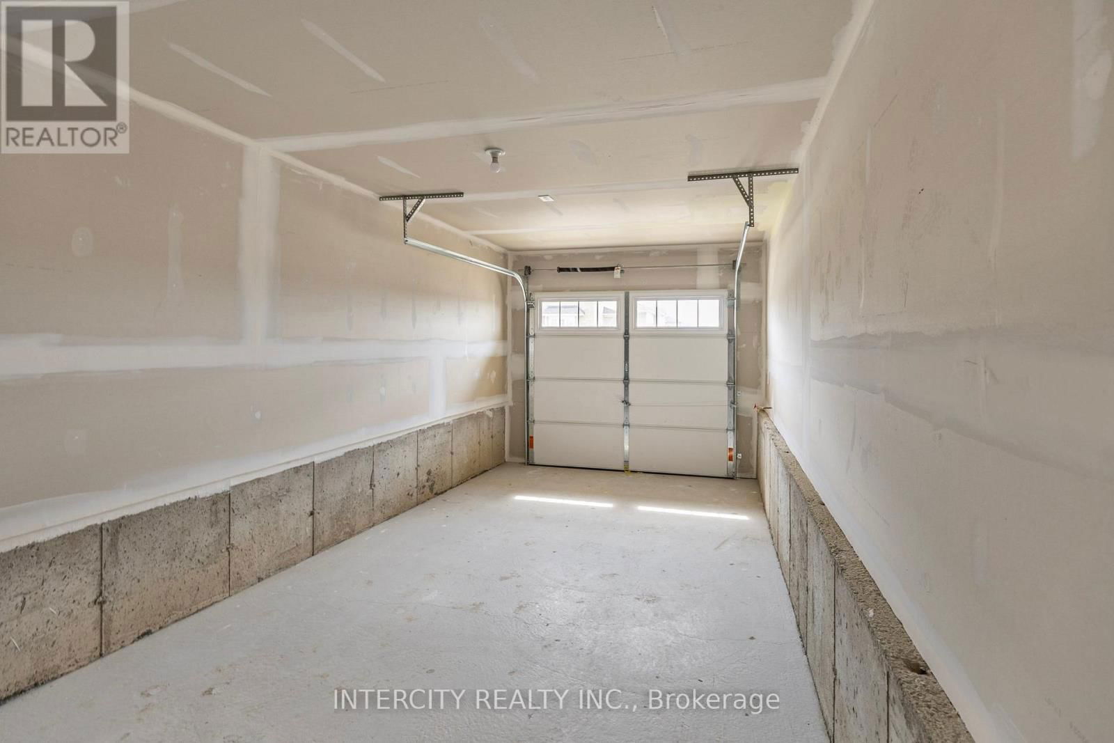 7 AVALON DRIVE Image 32