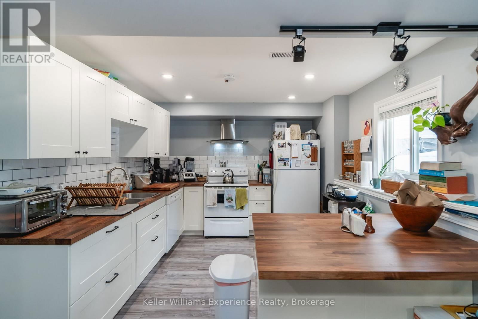 10 CLARENCE AVENUE Image 20