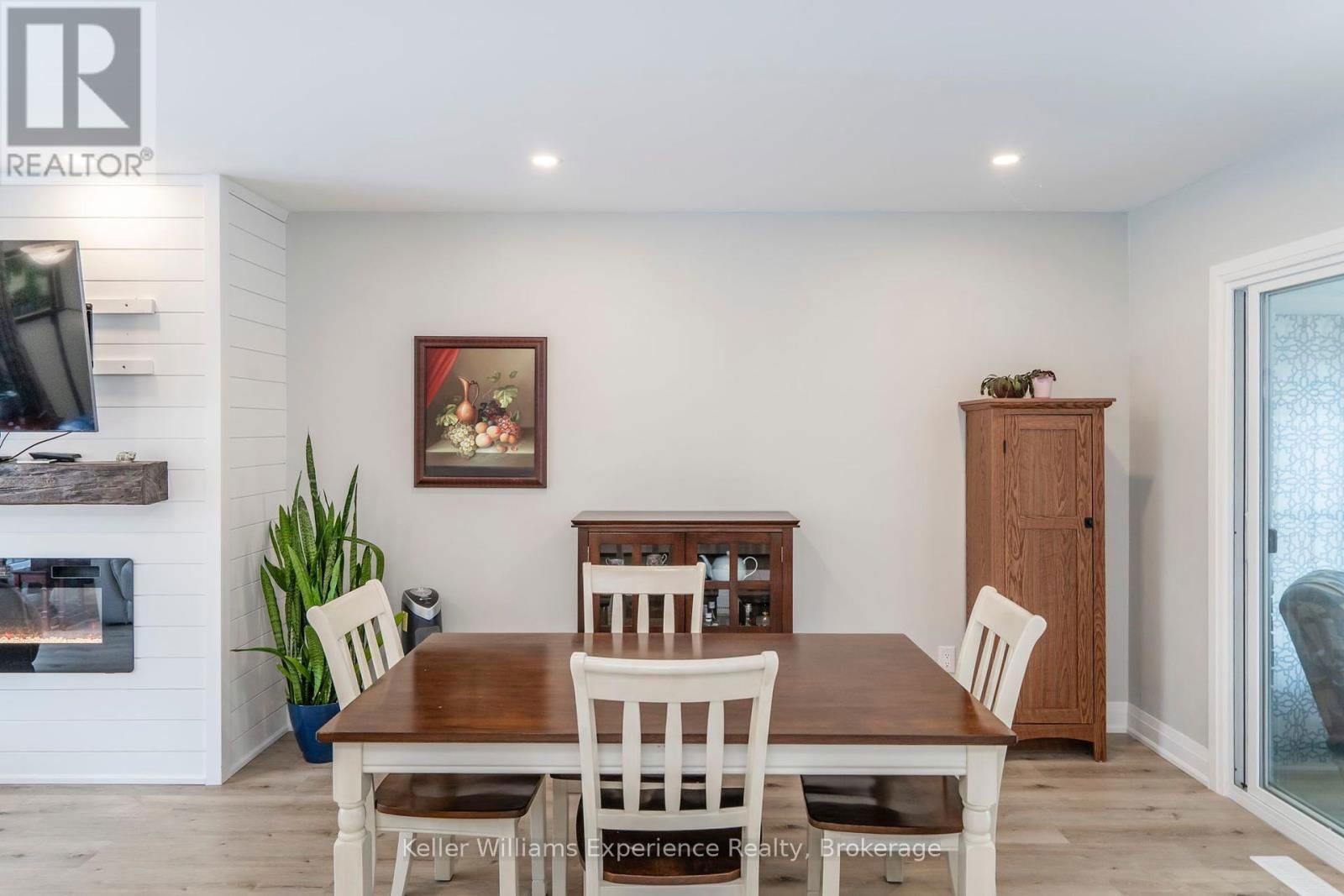 857 VICTORIA STREET Image 11