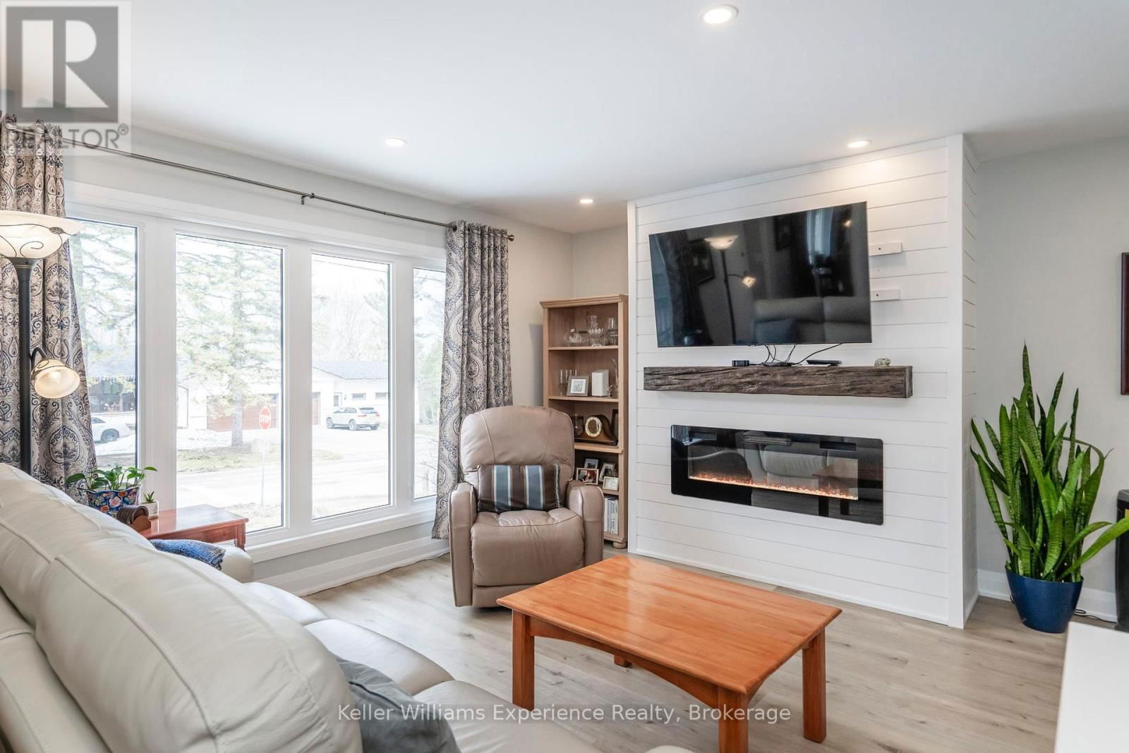 857 VICTORIA STREET Image 16