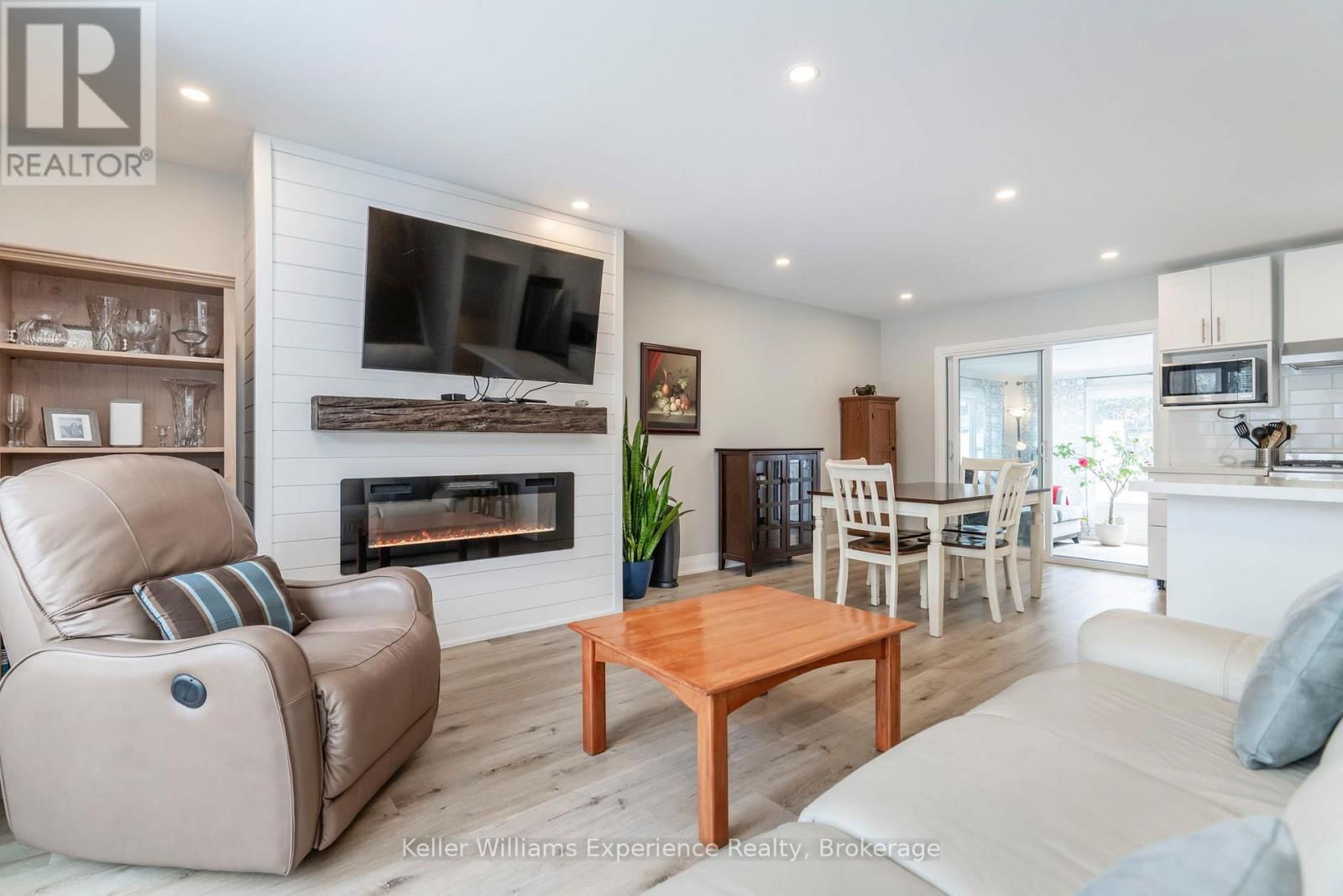 857 VICTORIA STREET Image 17
