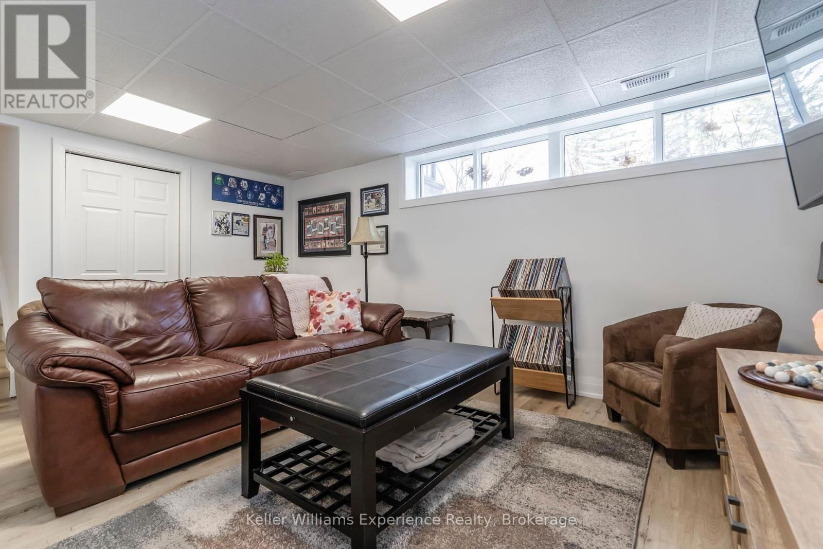 857 VICTORIA STREET Image 28