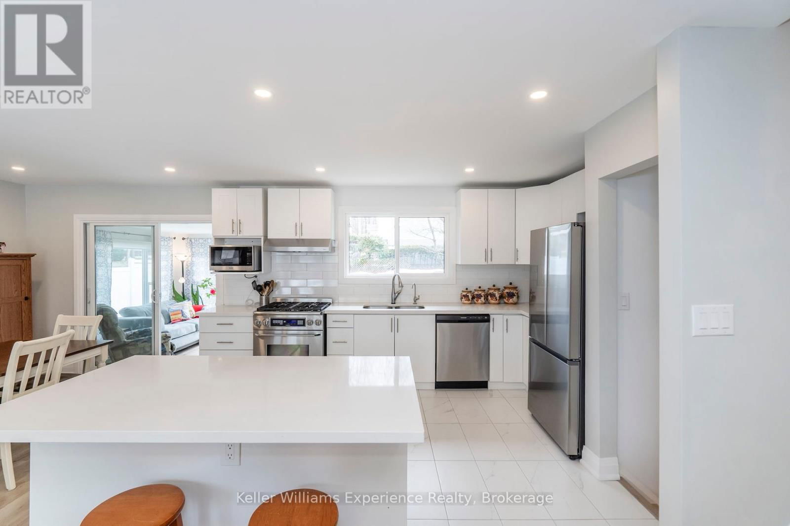 857 VICTORIA STREET Image 6