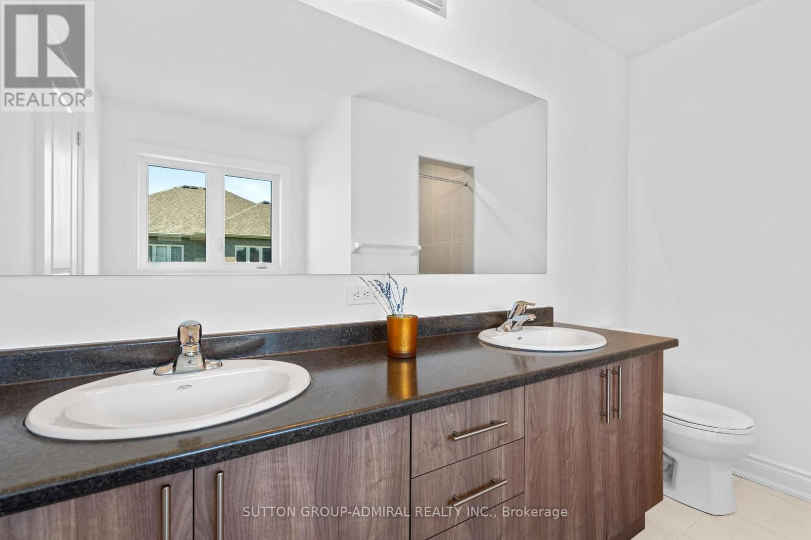 22 AUTUMN DRIVE Image 26
