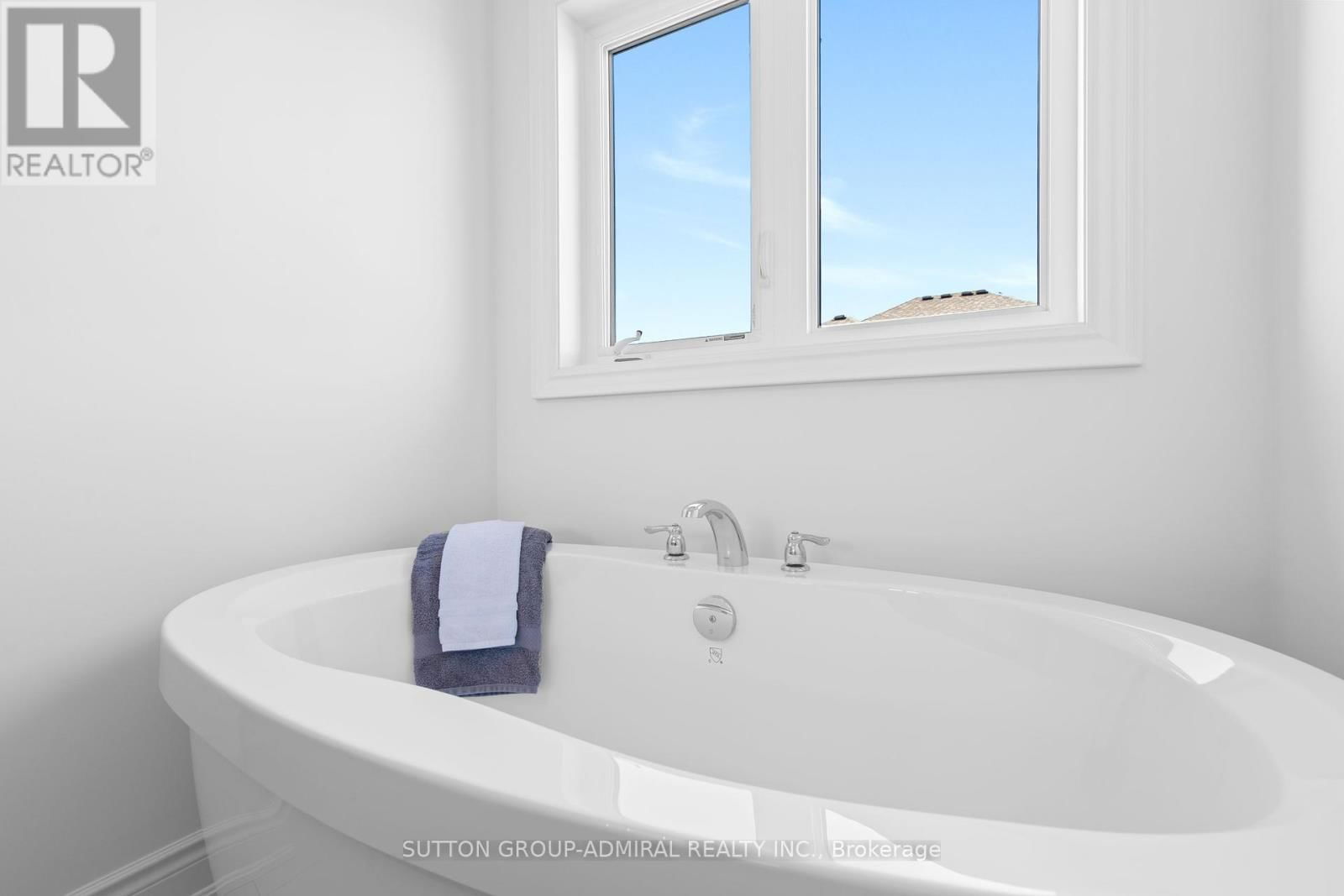 22 AUTUMN DRIVE Image 27