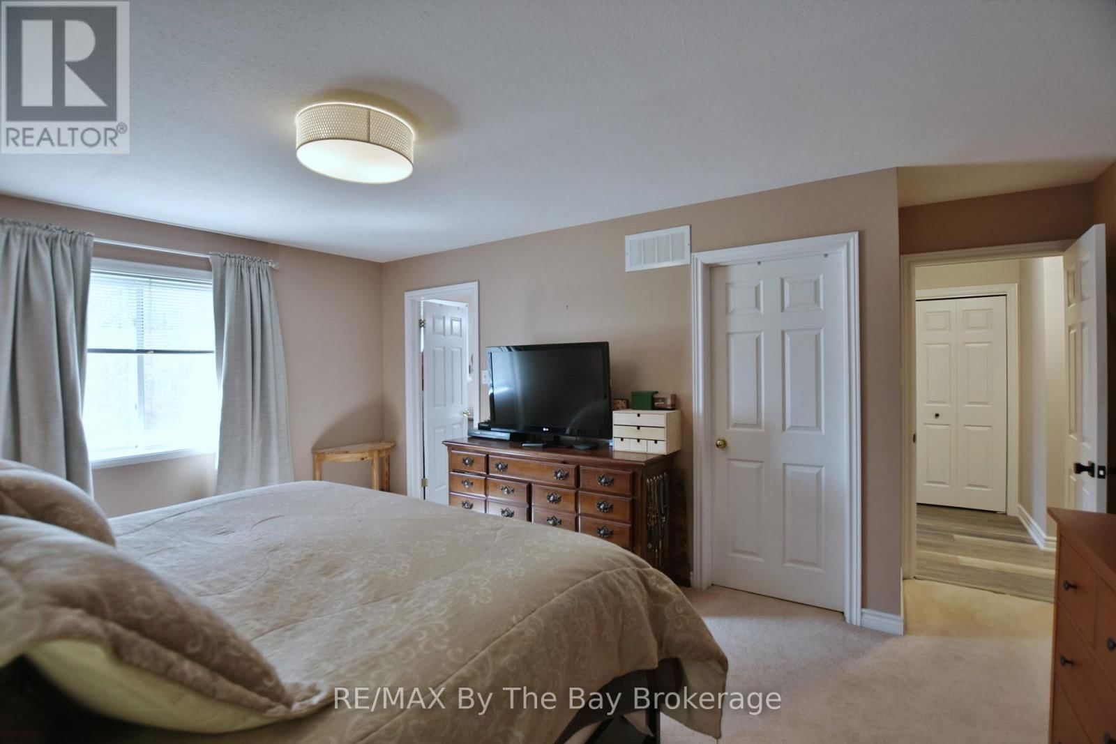 8 PRIDHAM COURT Image 16
