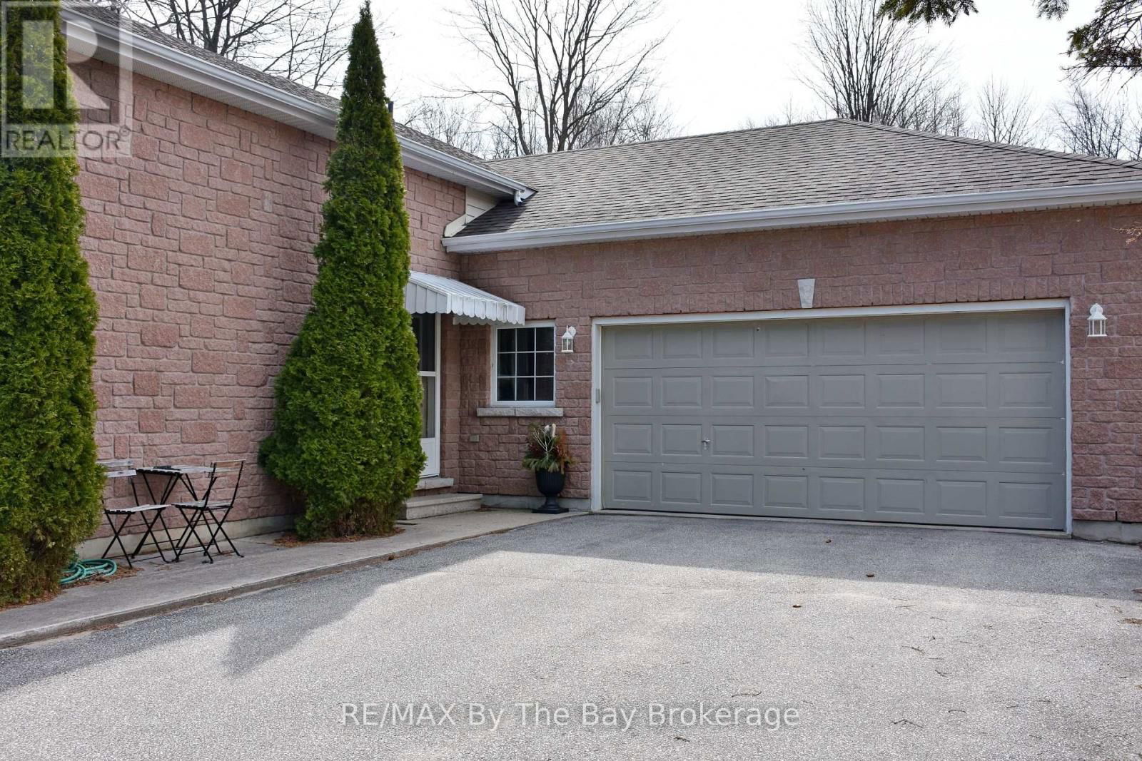 8 PRIDHAM COURT Image 2