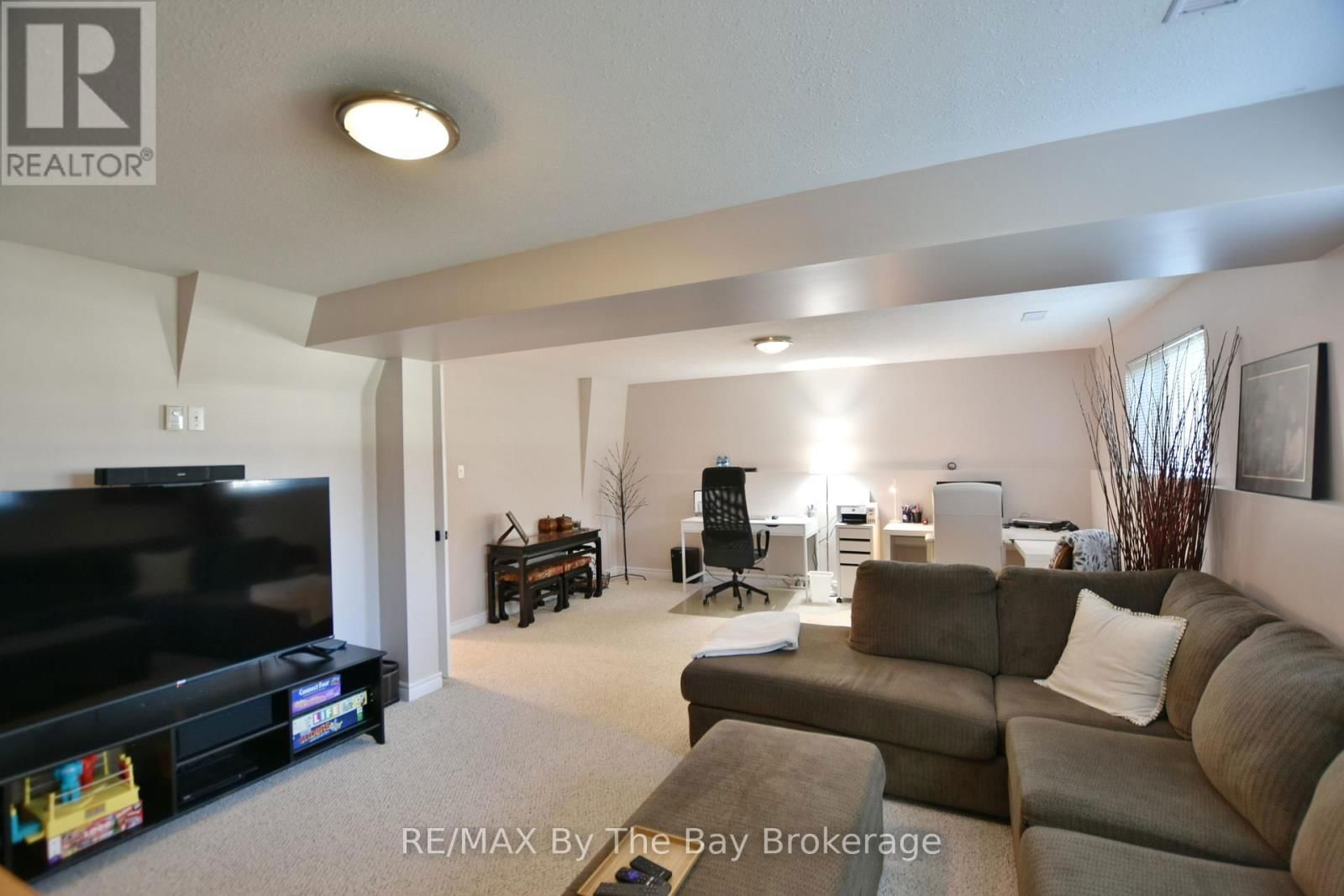8 PRIDHAM COURT Image 22