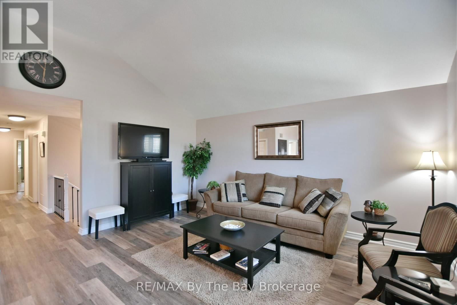 8 PRIDHAM COURT Image 6