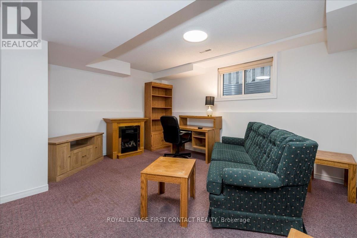 35 BLAIR CRESCENT Image 23