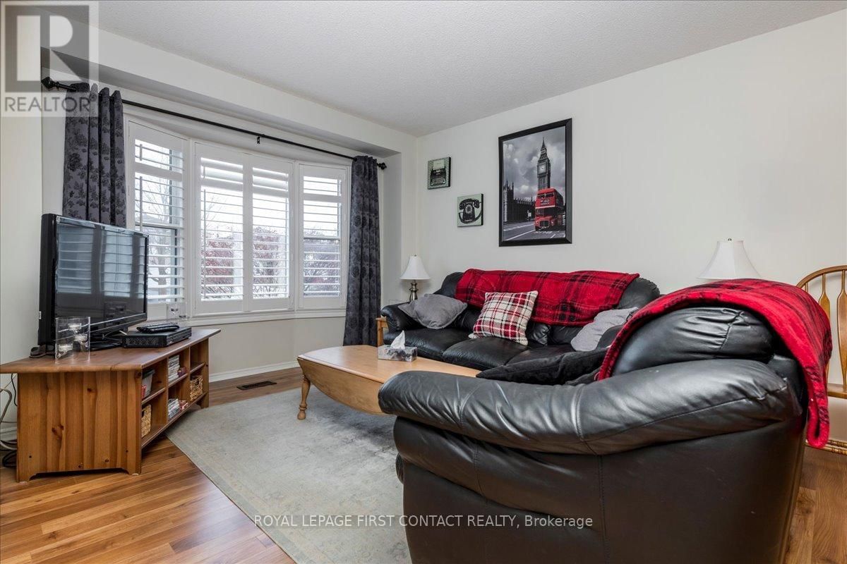 35 BLAIR CRESCENT Image 3