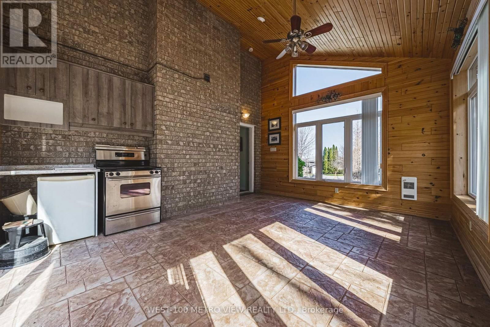 2476 CHAMPLAIN ROAD Image 10