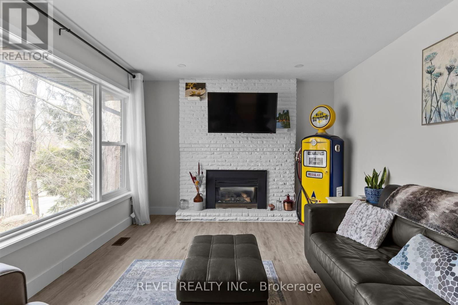 99 WELLINGSTON STREET EAST Image 12