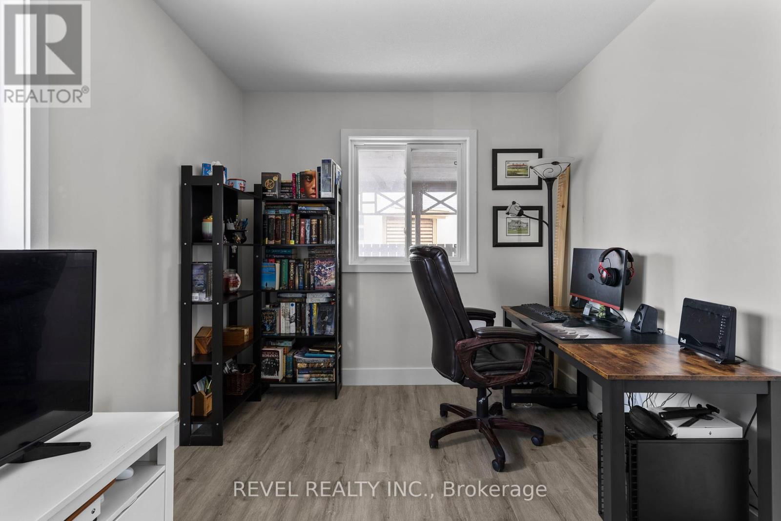 99 WELLINGSTON STREET EAST Image 21