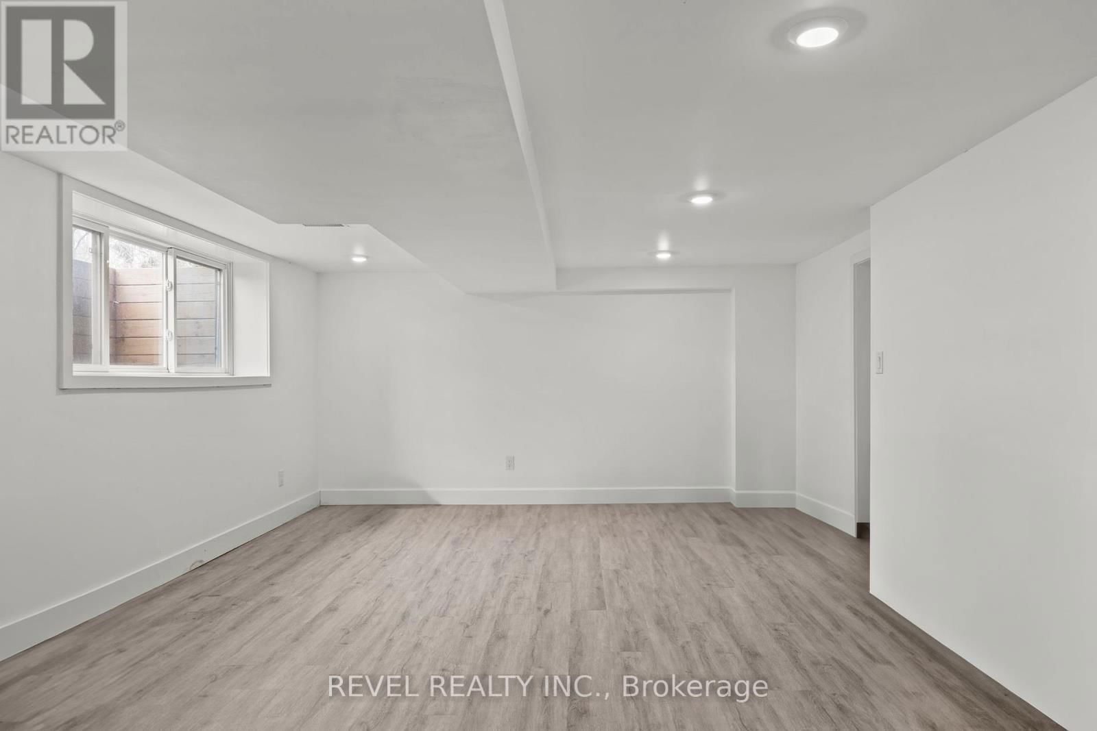 99 WELLINGSTON STREET EAST Image 26