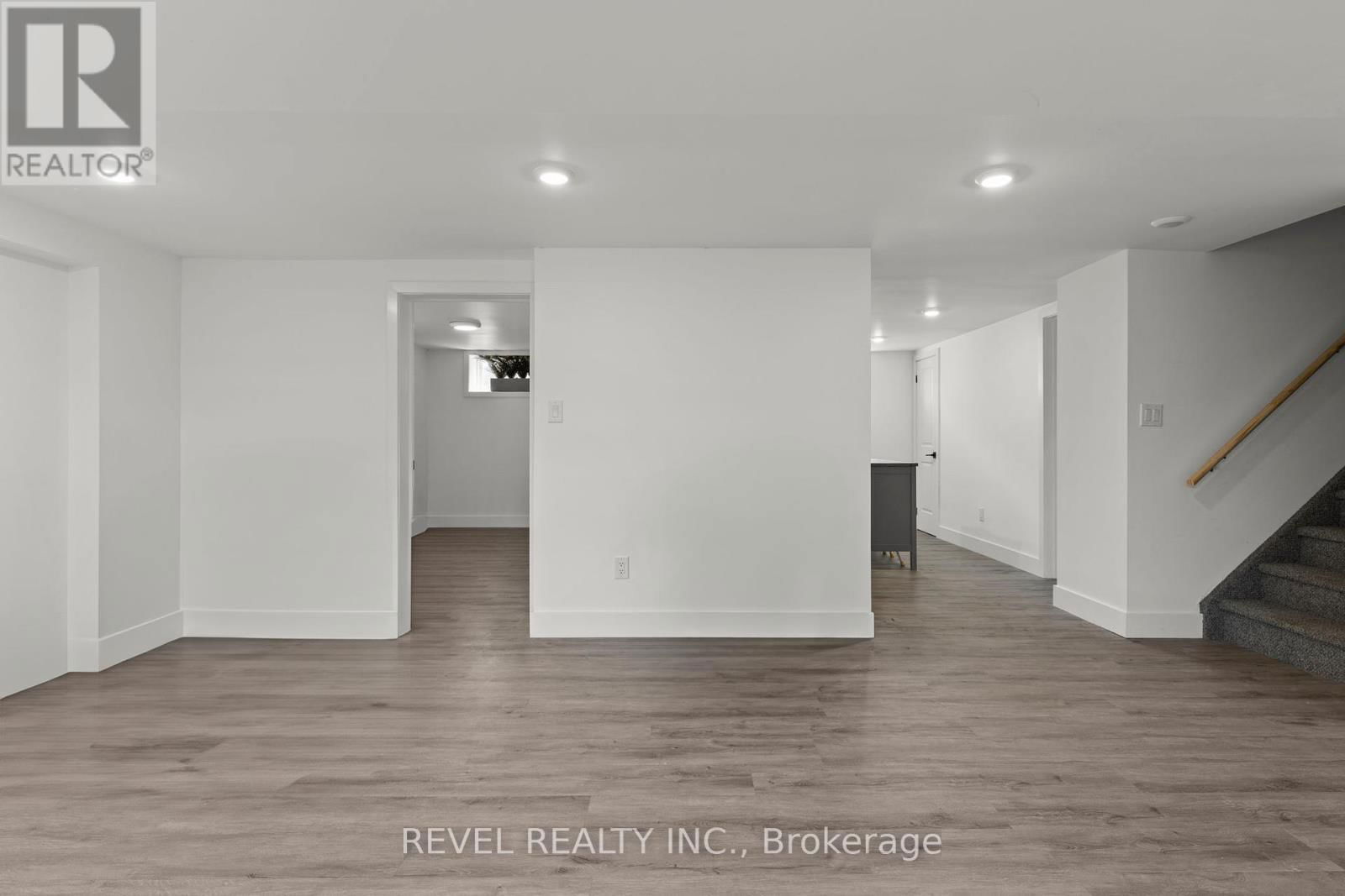 99 WELLINGSTON STREET EAST Image 27