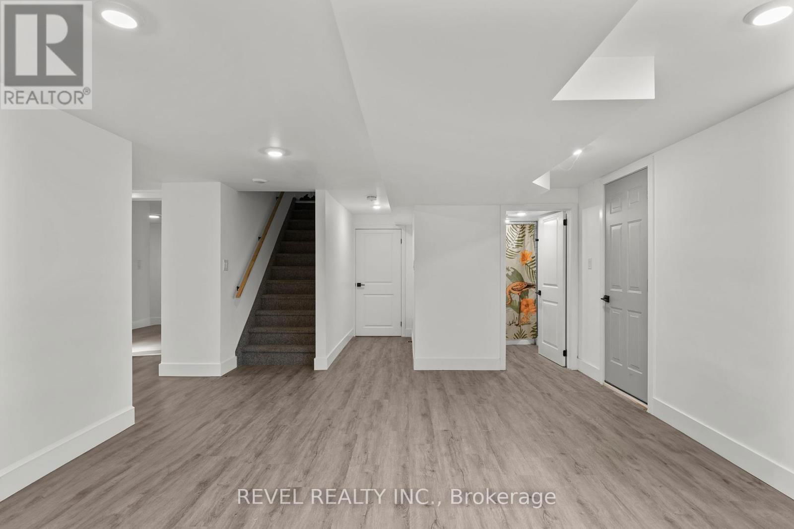 99 WELLINGSTON STREET EAST Image 28