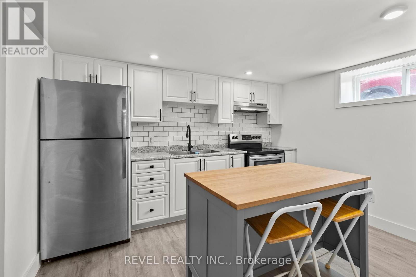99 WELLINGSTON STREET EAST Image 29