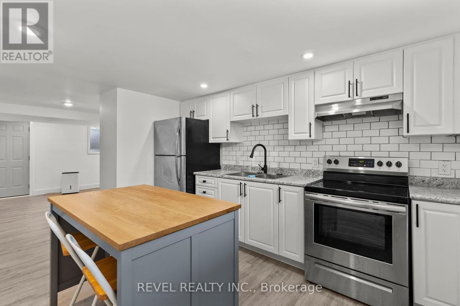 99 WELLINGSTON STREET EAST Image 31