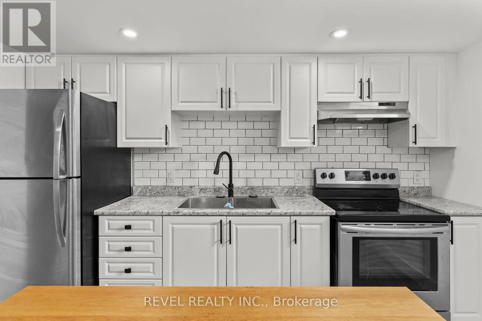 99 WELLINGSTON STREET EAST Image 32