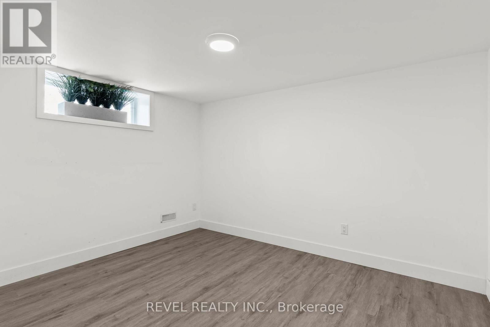 99 WELLINGSTON STREET EAST Image 33