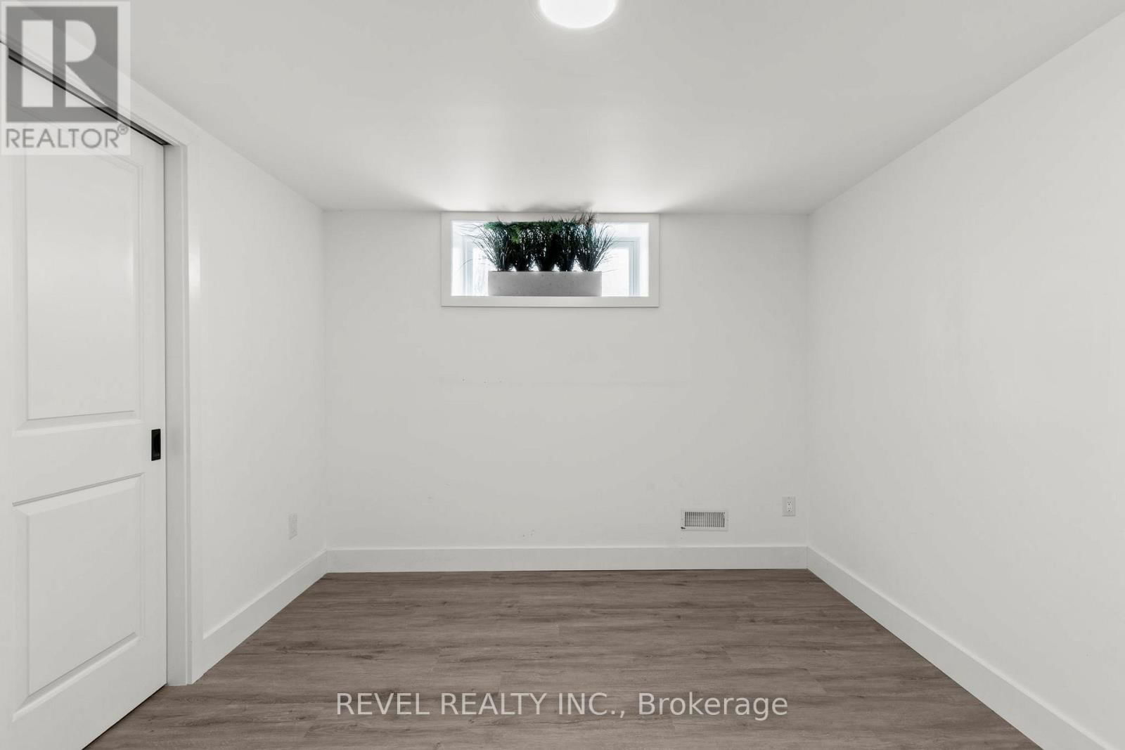 99 WELLINGSTON STREET EAST Image 34