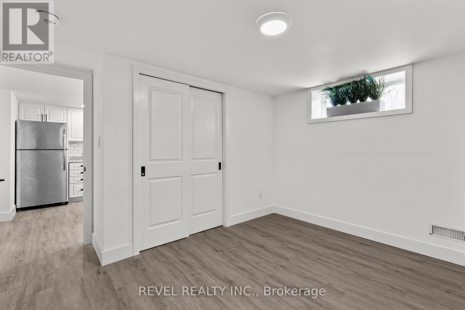 99 WELLINGSTON STREET EAST Image 35