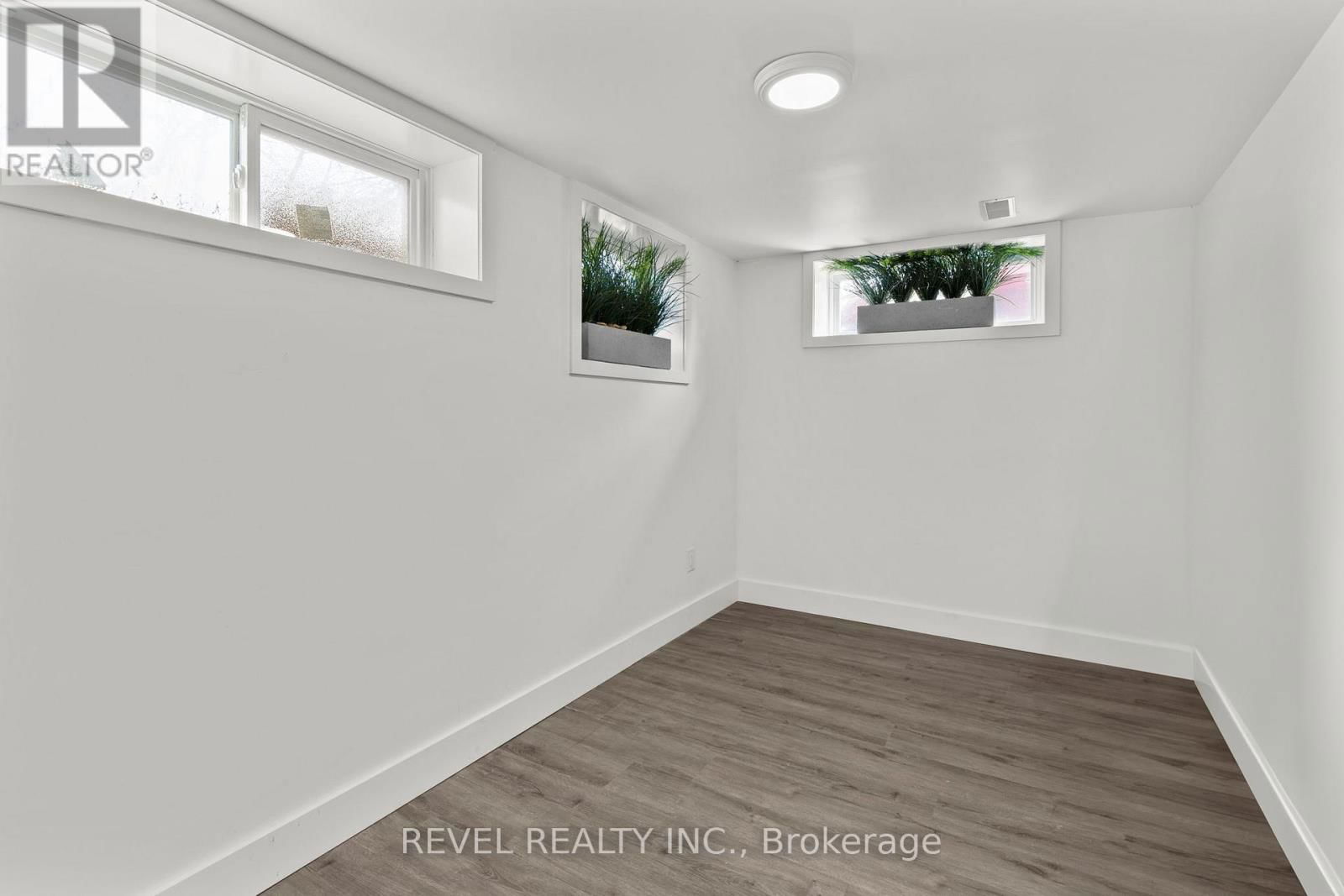 99 WELLINGSTON STREET EAST Image 37
