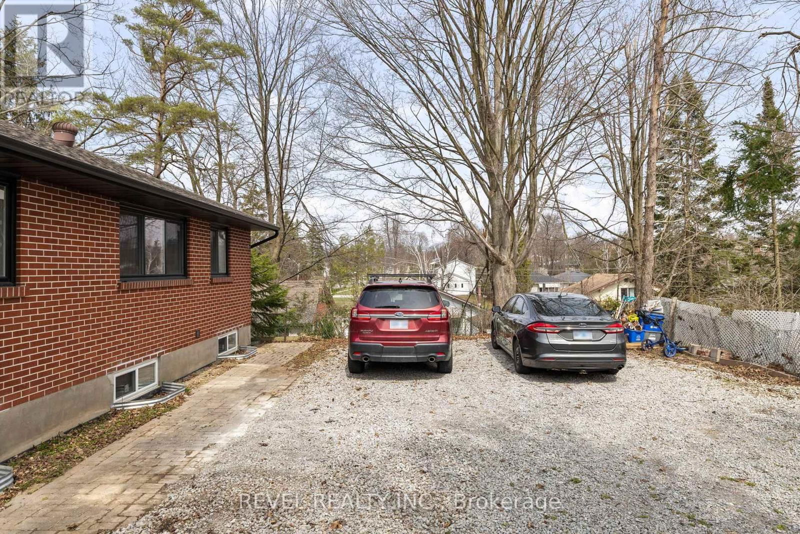 99 WELLINGSTON STREET EAST Image 44