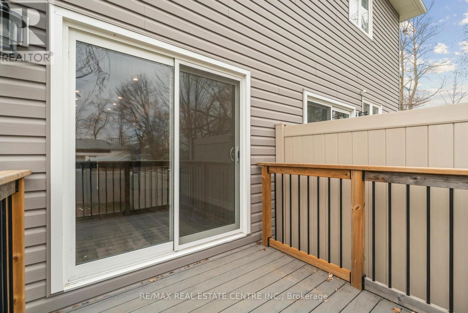 144 MEMORIAL AVENUE Image 18