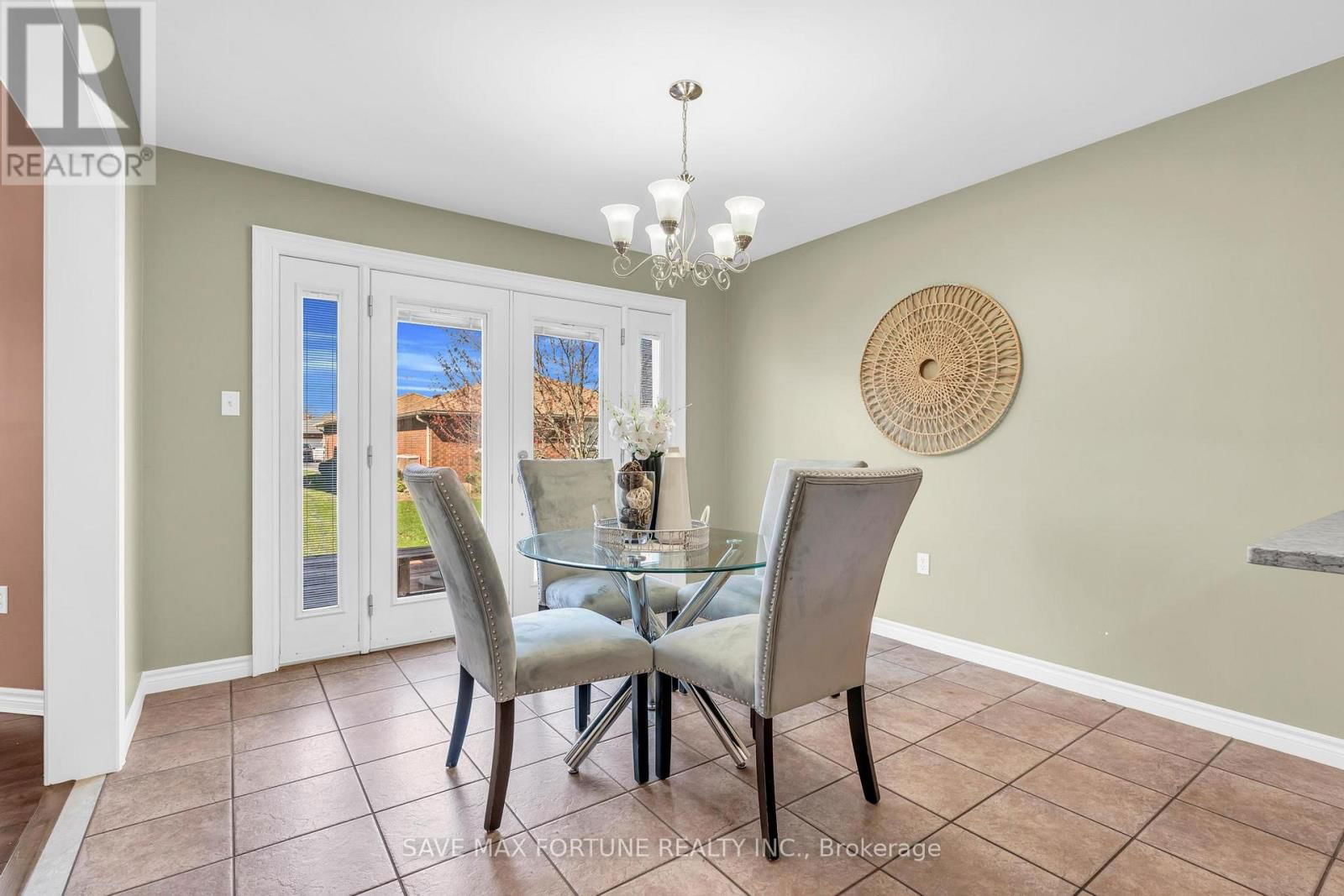 27 CAPILANO COURT Image 12