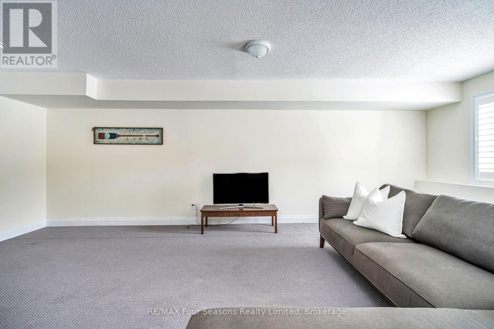 16 KARI CRESCENT Image 22
