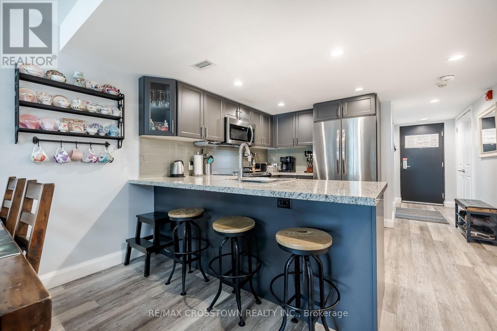 302 - 80 HORSESHOE BOULEVARD Image 11