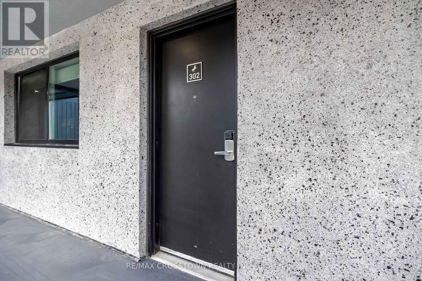 302 - 80 HORSESHOE BOULEVARD Image 3