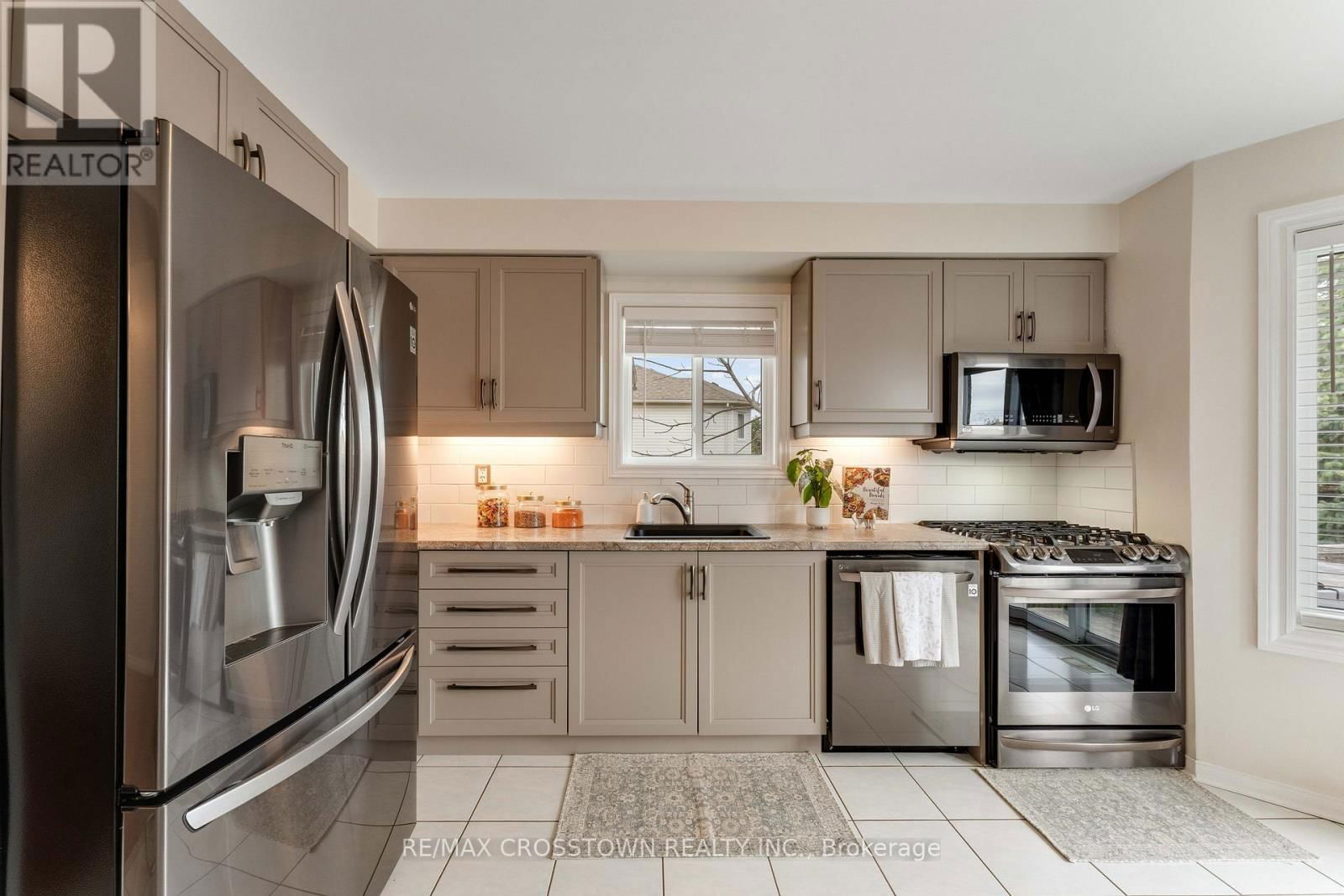 36 LESLIE AVENUE Image 10