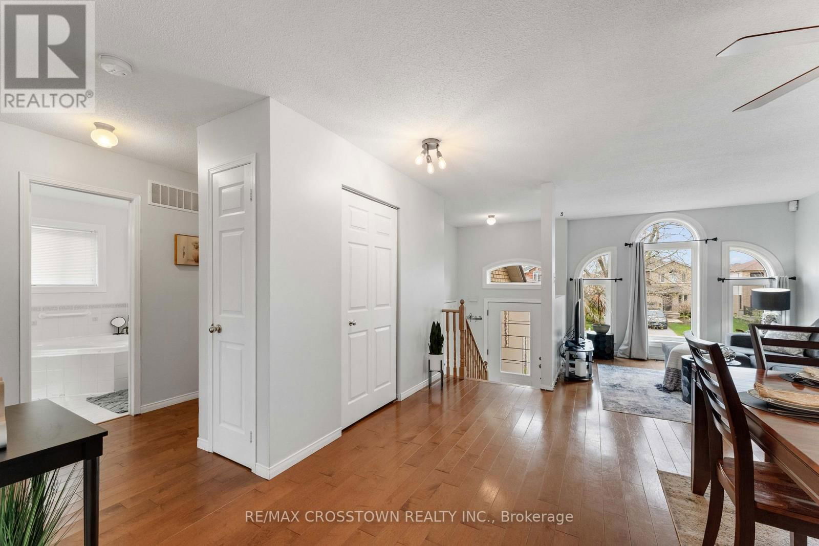 36 LESLIE AVENUE Image 12