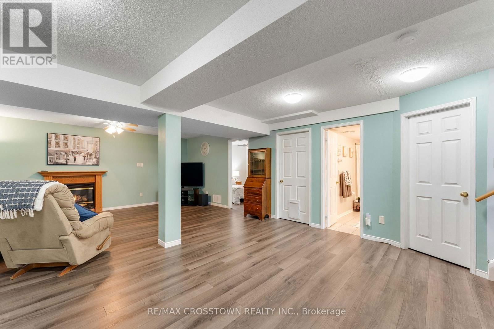 36 LESLIE AVENUE Image 22