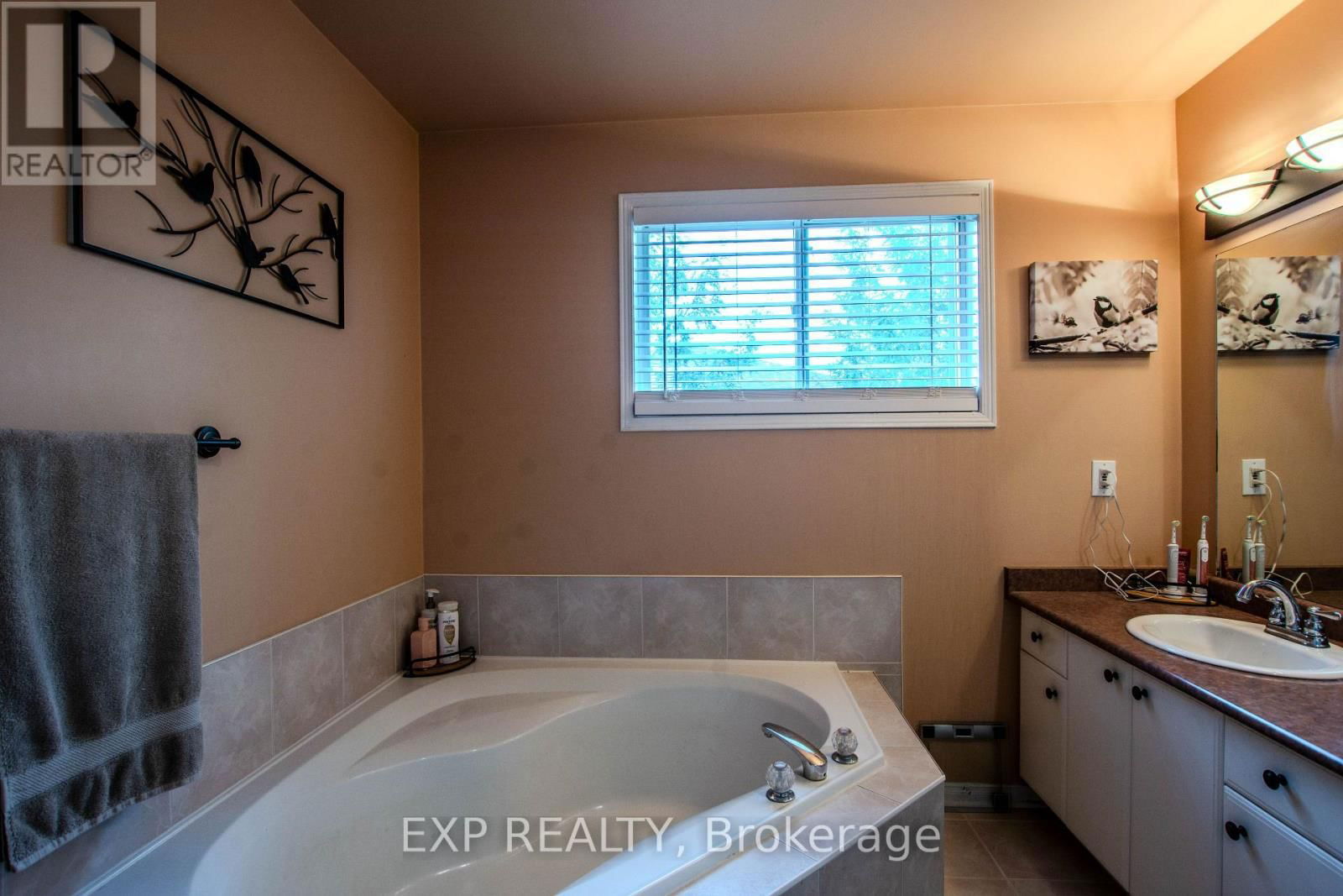 228 MAPLETON AVENUE SOUTH Image 19