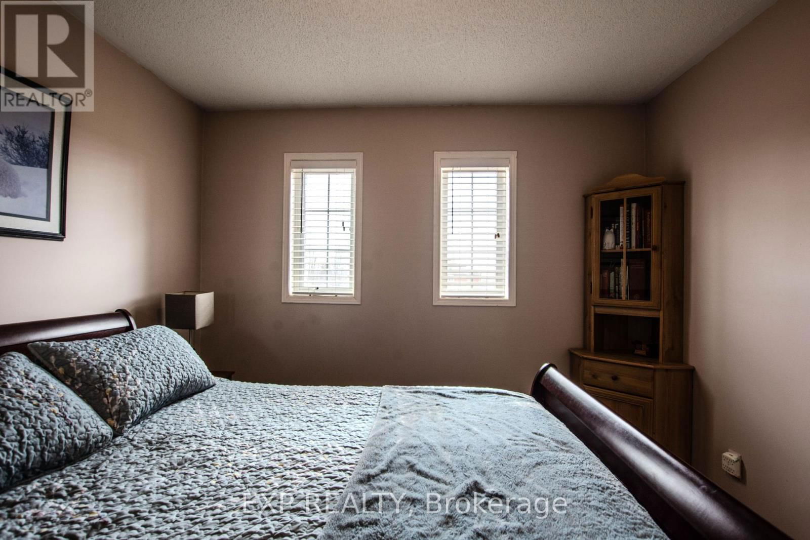 228 MAPLETON AVENUE SOUTH Image 26
