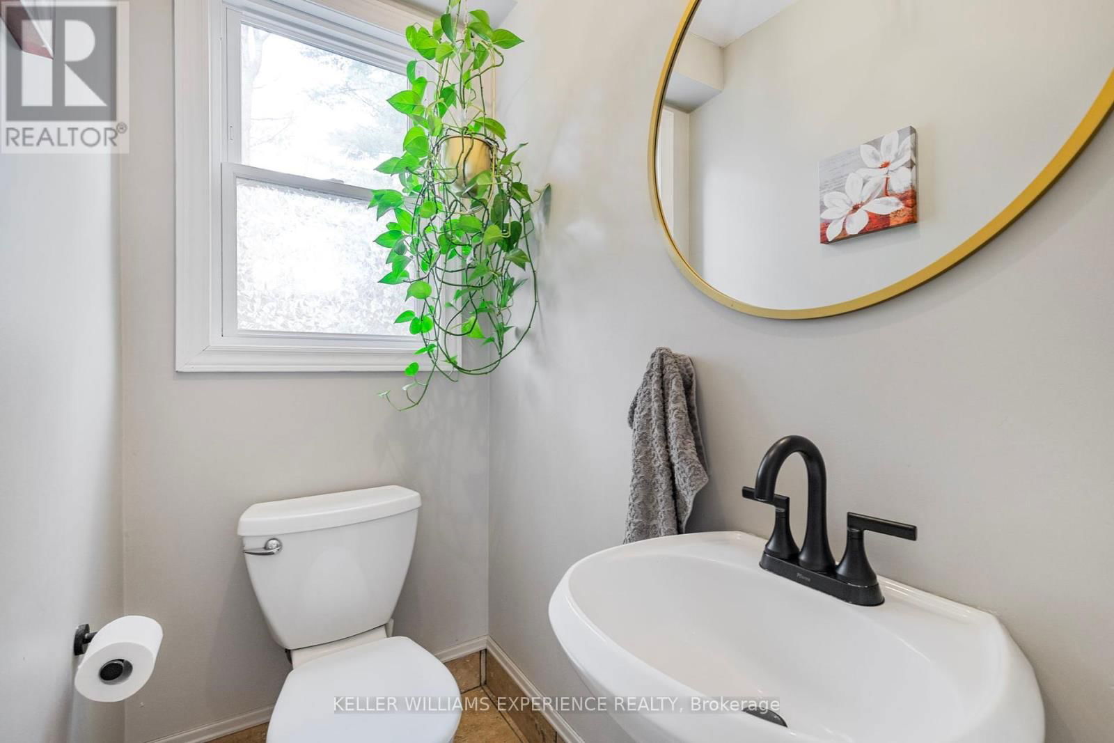 31 LAWRENCE AVENUE Image 10