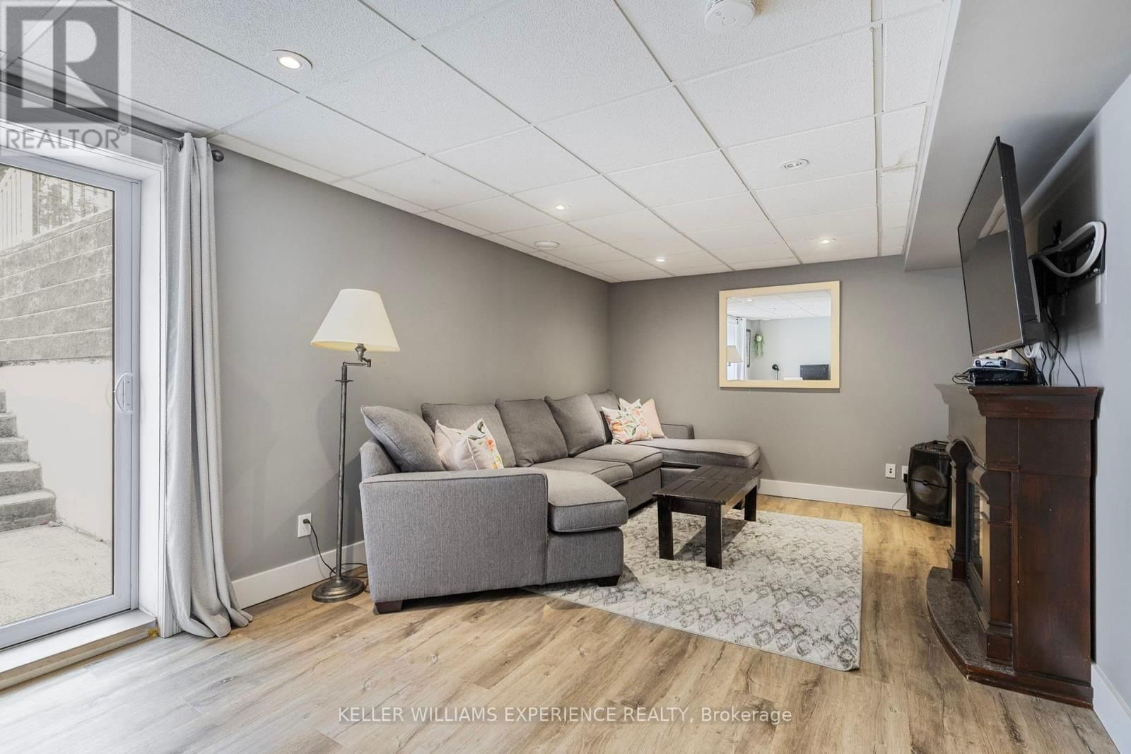 31 LAWRENCE AVENUE Image 15
