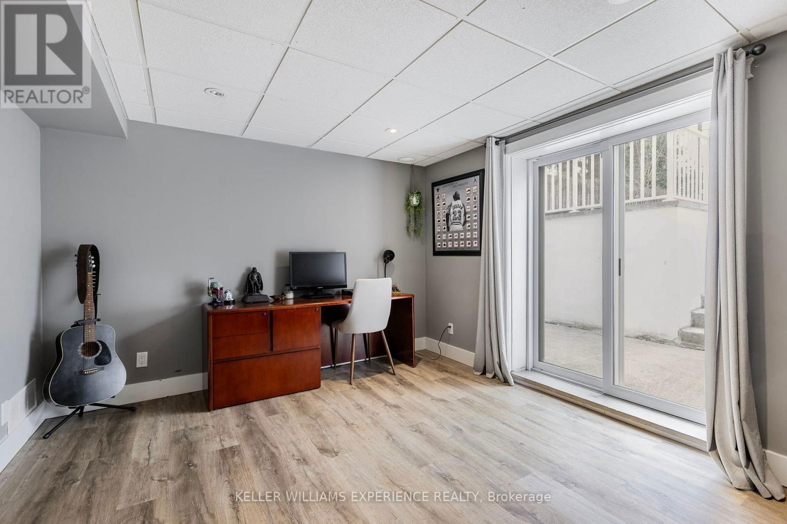 31 LAWRENCE AVENUE Image 16