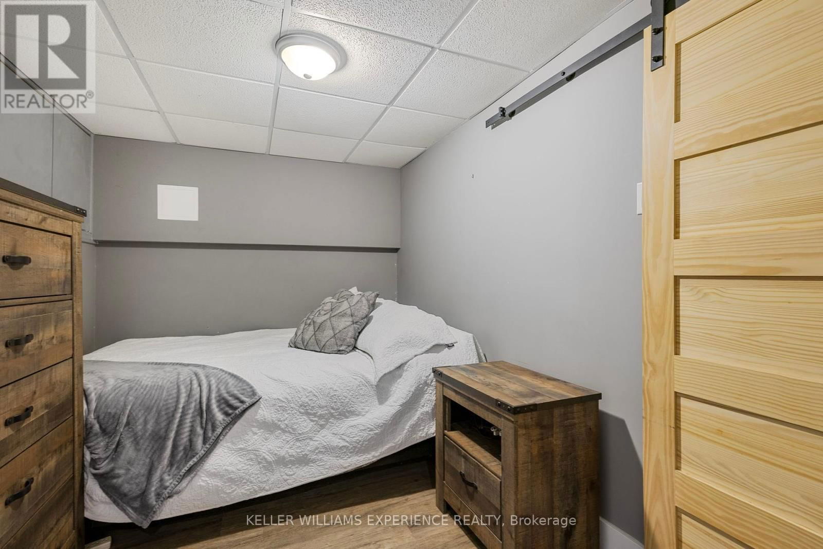 31 LAWRENCE AVENUE Image 17