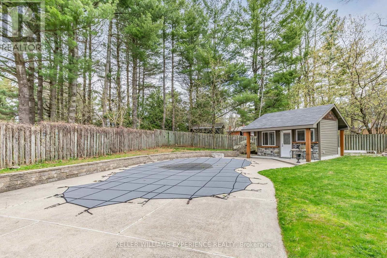 31 LAWRENCE AVENUE Image 25