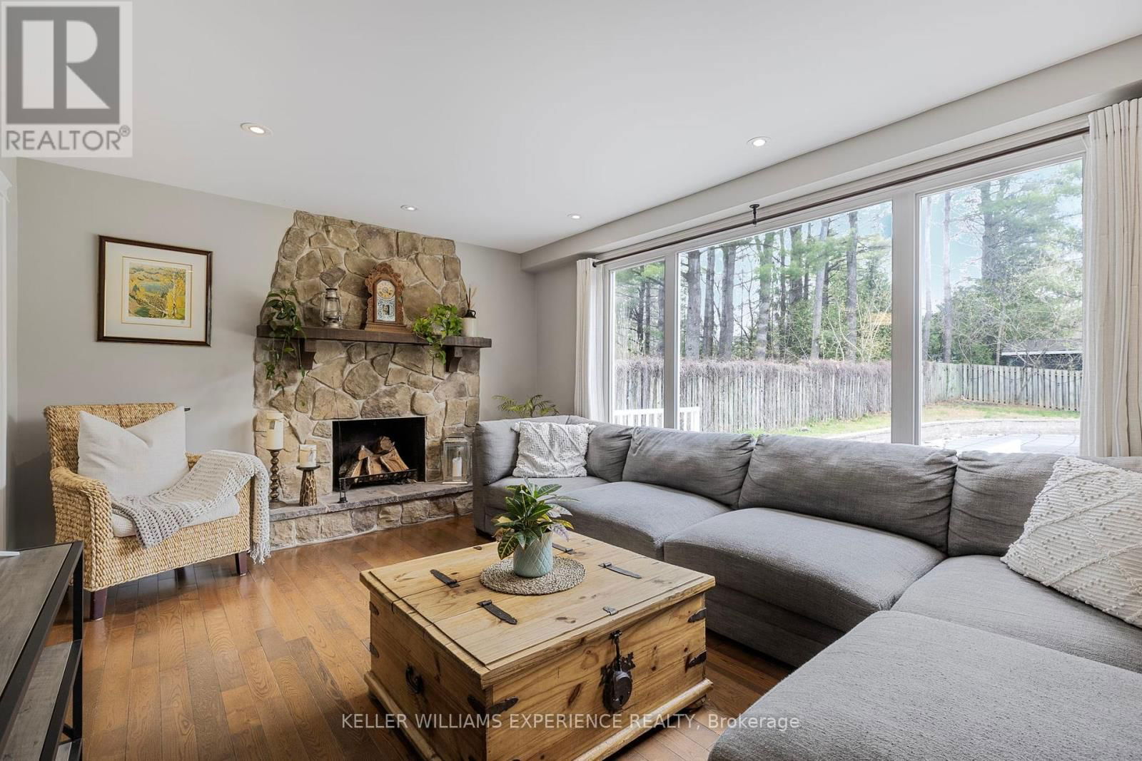31 LAWRENCE AVENUE Image 7