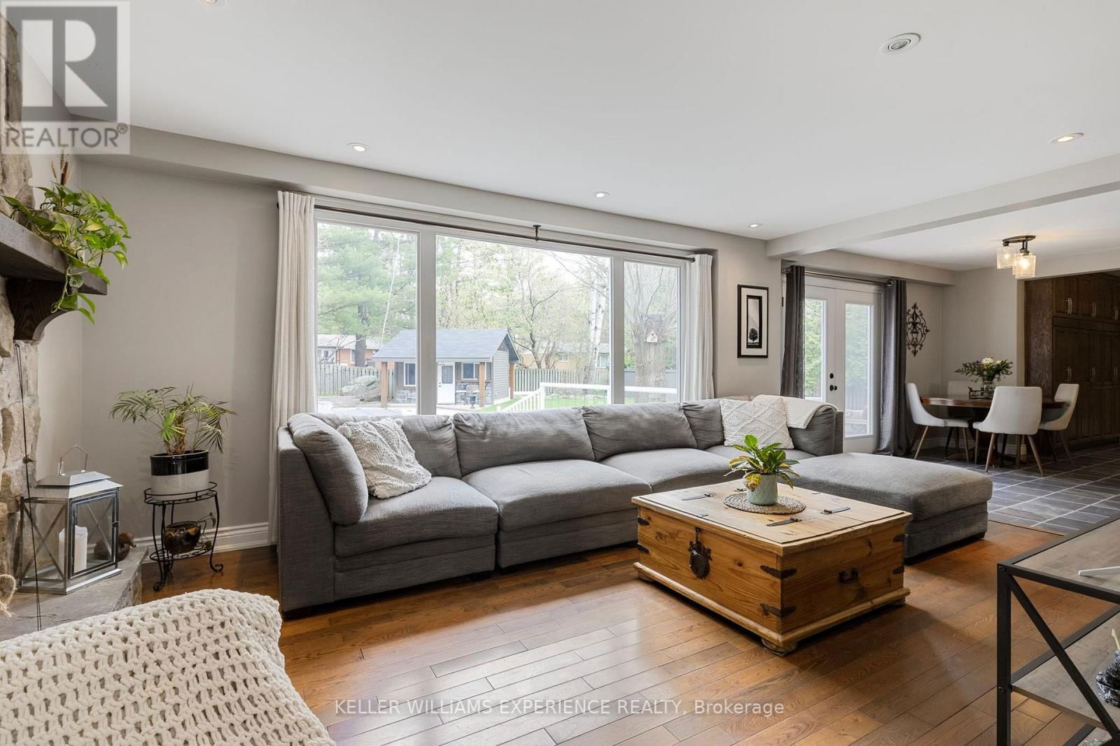 31 LAWRENCE AVENUE Image 8