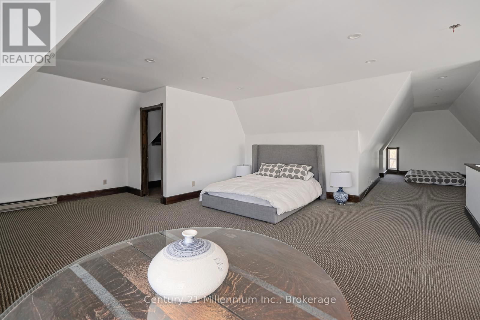 637 HURONTARIO STREET Image 45