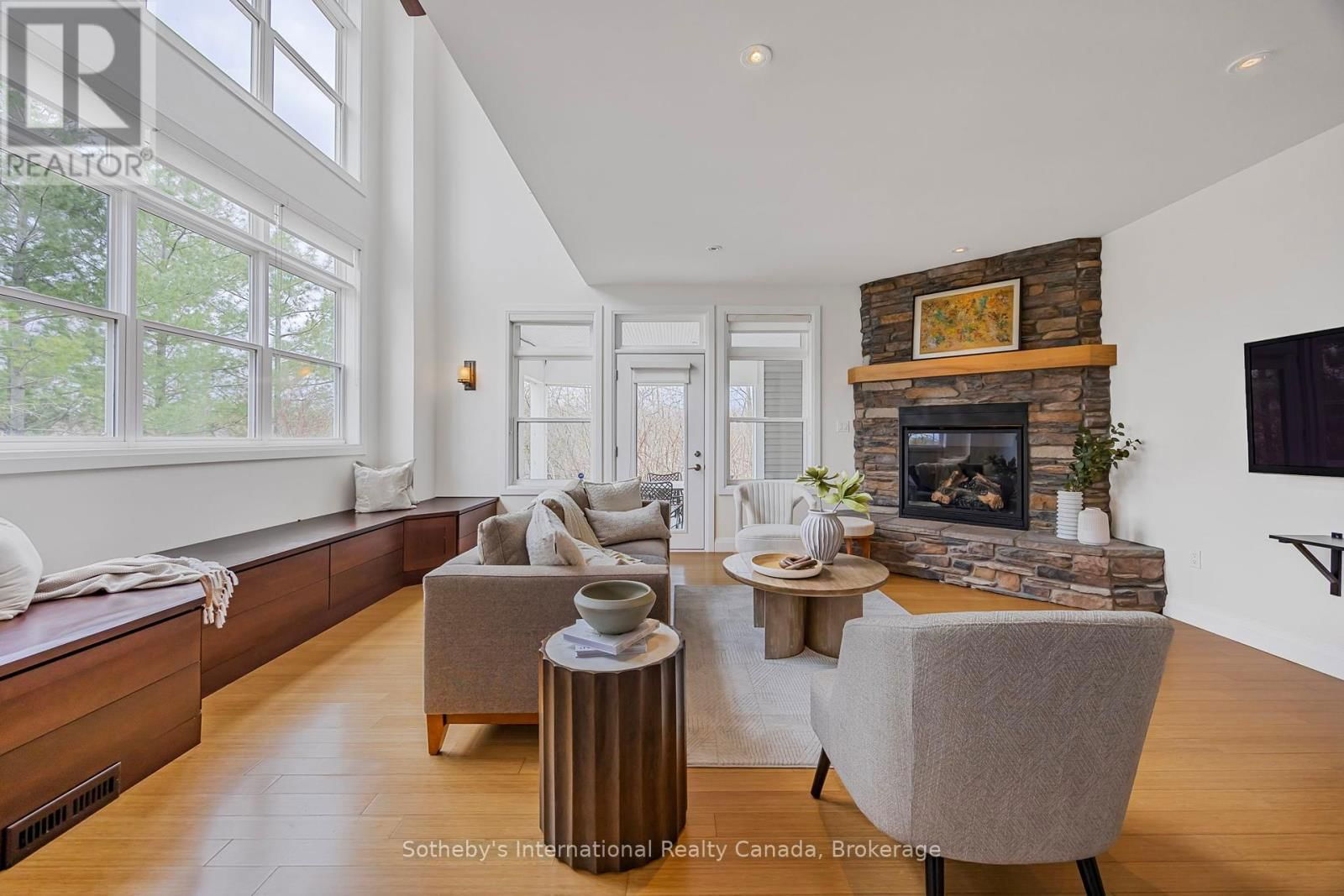 2 SWAN LANE Image 16