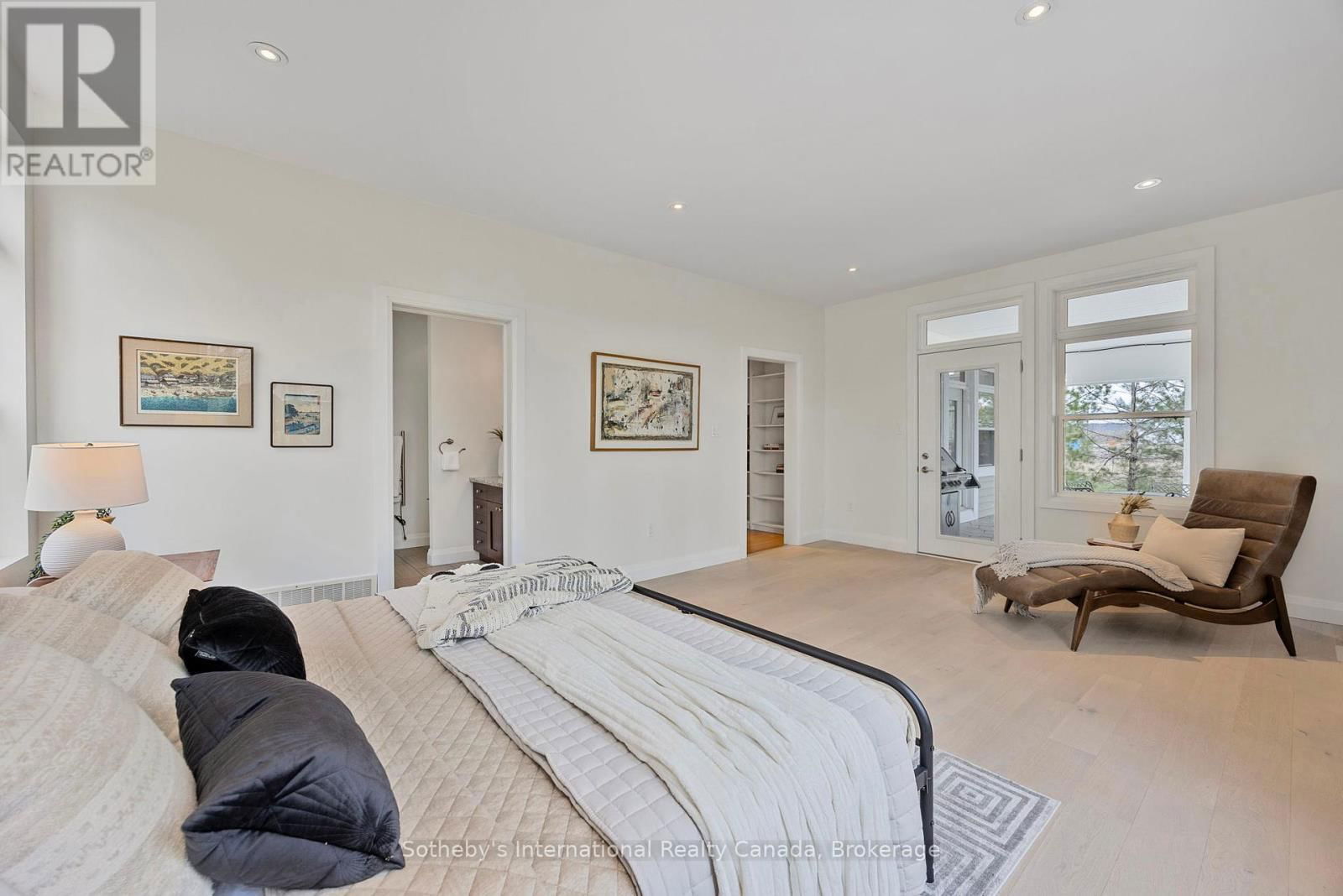 2 SWAN LANE Image 24