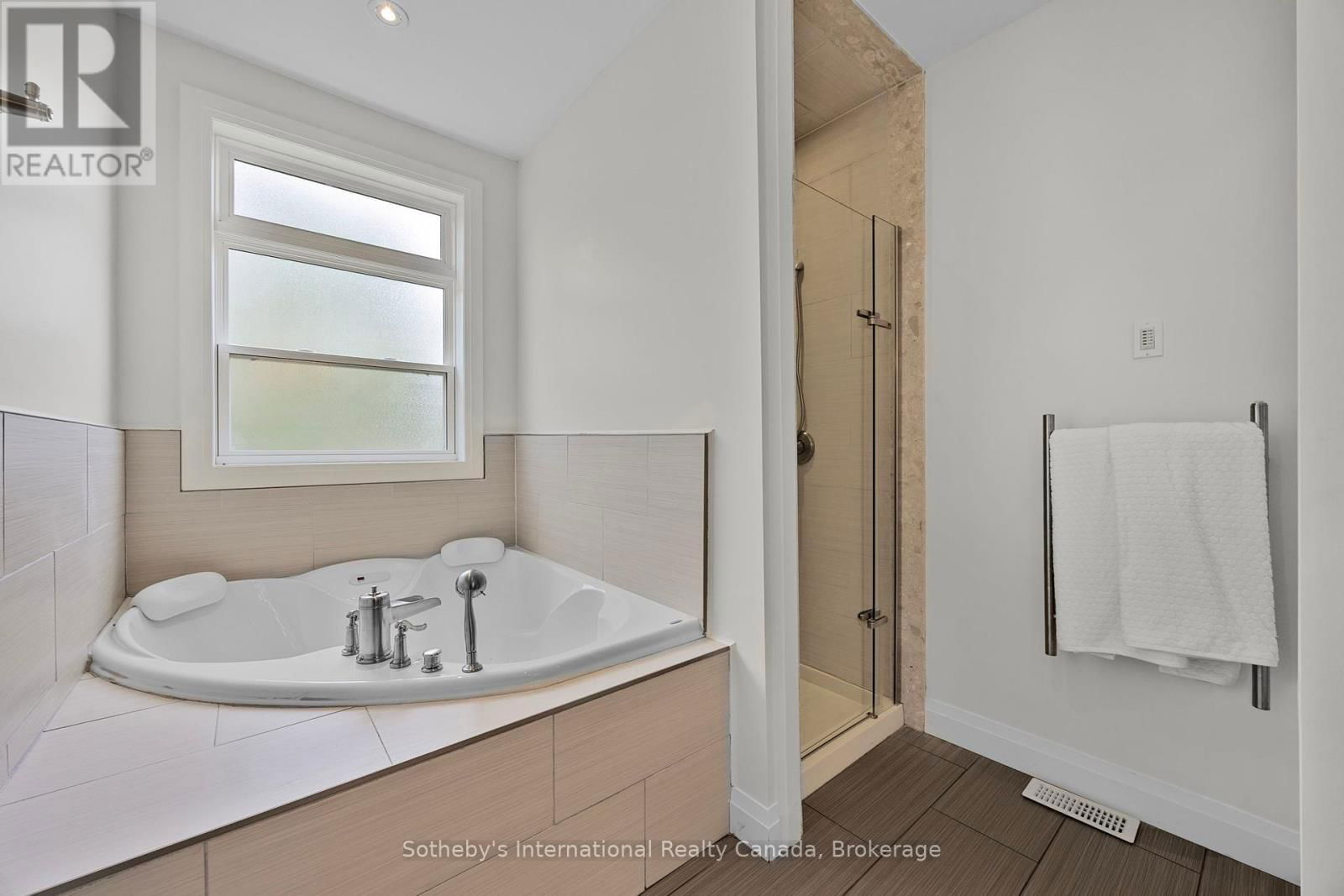 2 SWAN LANE Image 26